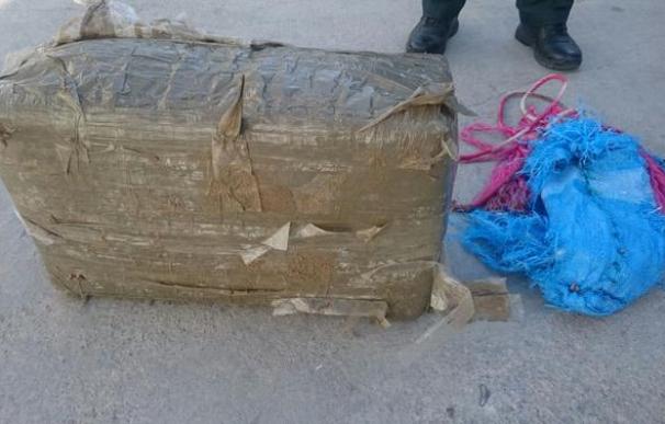 El fardo de hachís encontrado en la playa de Sueca