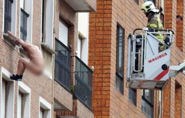 El tarzán de Barakaldo: un hombre desnudo es rescatado de un balcón por los bomberos