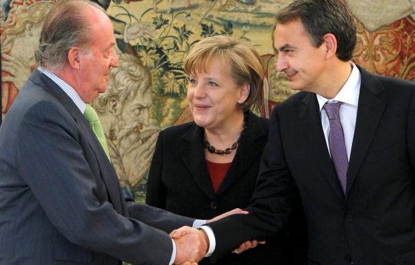 El Rey recibe a Merkel en la Zarzuela antes de la cumbre hispano-alemana