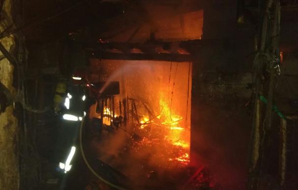 Bomberos del 112 extinguen un incendio en una vivienda en Ampuero