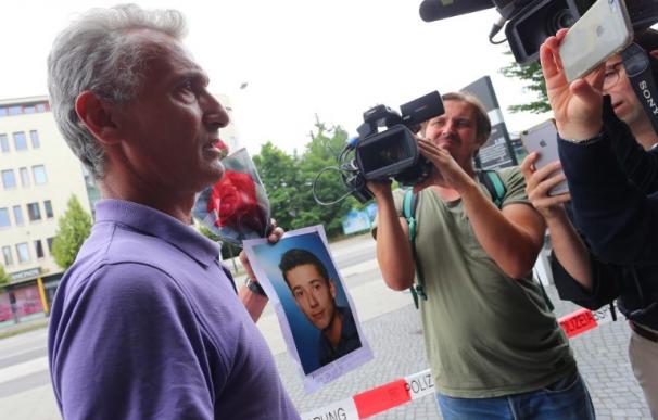 Naim Zabergja sostiene una foto de su hijo Dijamant, asesinado en Múnich