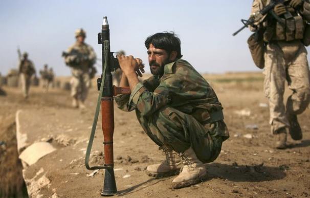 Imagen de archivo de un soldado afgano patrullando junto a Marines de EEUU en la provincia de Helmand