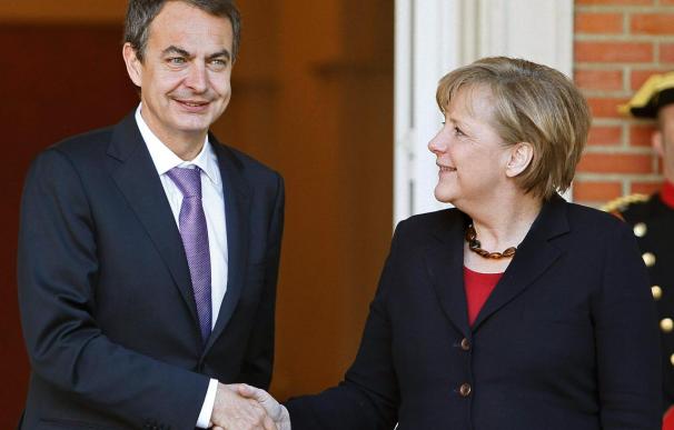 Zapatero recibe con honores militares a Merkel en el Palacio de La Moncloa
