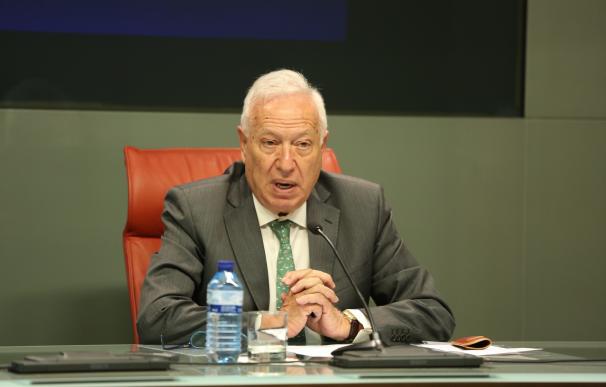Margallo dice al PSOE que en política "no se debe decir nunca jamás" y que poner palos en las ruedas "tiene castigo"