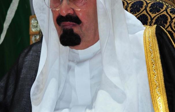 El rey saudí, dado de alta tras ser operado de una hernia discal en EEUU