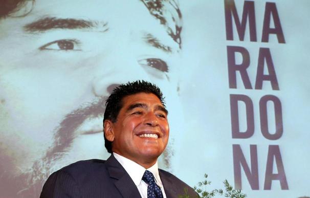 Maradona "desearía entrenar al Nápoles" cuando lo deje Rafa Benítez