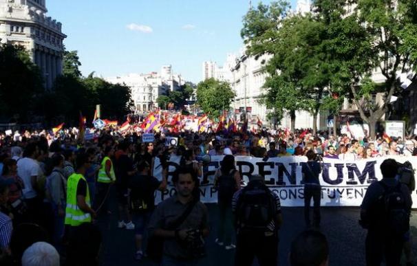 Cientos de personas se manifiestan en la calle de Alcalá de Madrid.