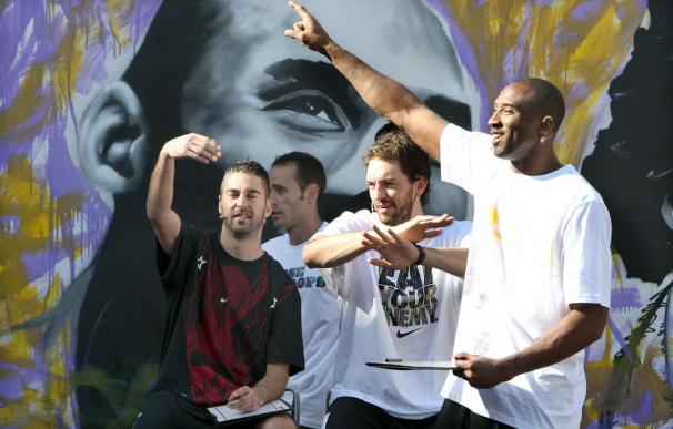 Kobe Bryant desata la locura en una cancha callejera del Raval