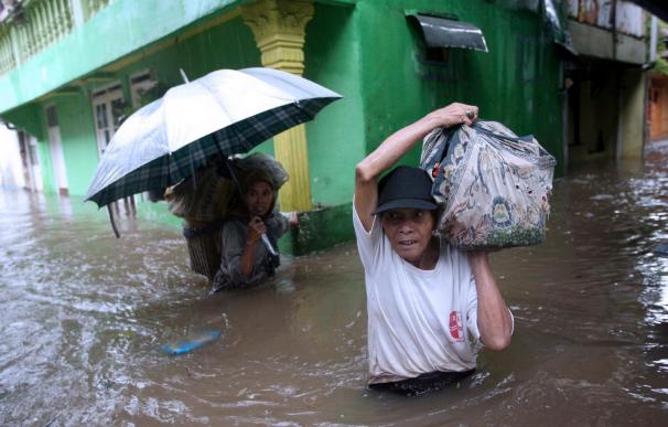 86 muertos y decenas de desaparecidos por las inundaciones en Indonesia