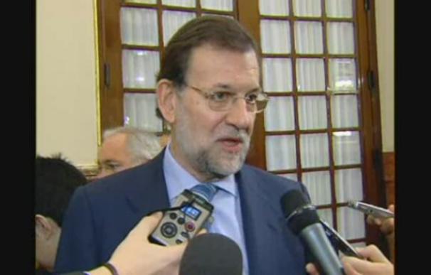 Rajoy considera "absurdo" que Zapatero cite el 23-F en una pregunta económica