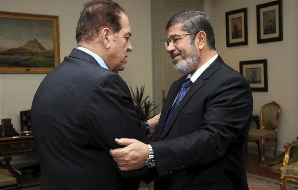 El islamista Mursi empieza a preparar su equipo de gobierno en Egipto