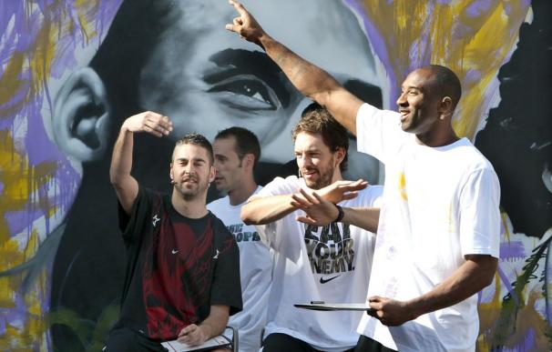 Pau Gasol, Kobe Bryant y Navarro realizan una exhibición en el Raval