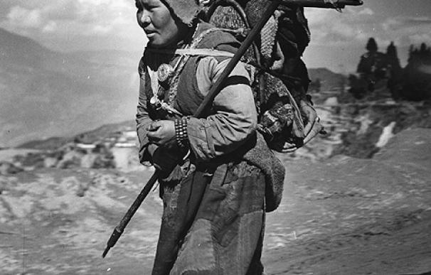 Una refugiada tibetana camina con todas sus pertenecias a la espalda el 24 de febrero de 1951 por la fuerte opresión china.