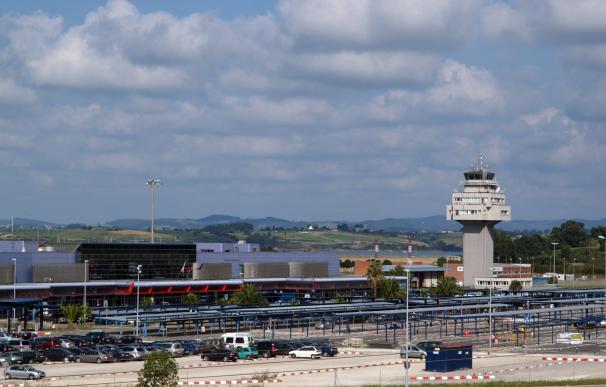 El aeropuerto Seve Ballesteros pierde un 7,6% de pasajeros y casi 9% de vuelos en el primer semestre
