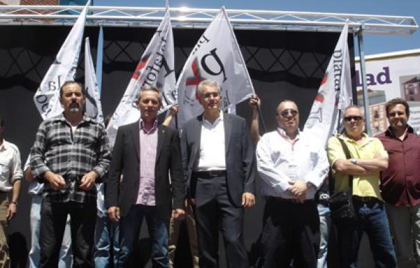José María Ruiz, al centro, con traje, presidente de Partido por la Libertad.