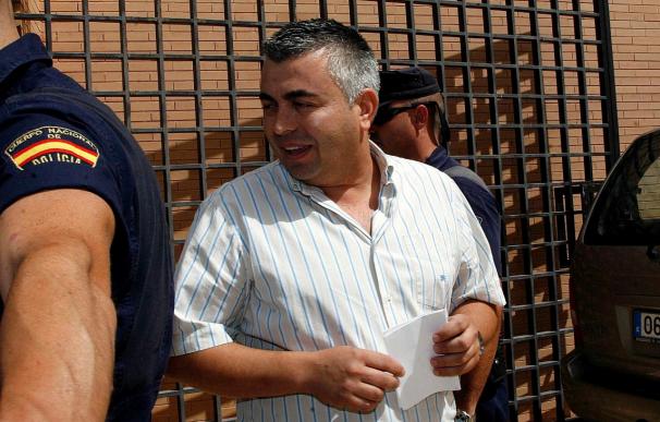 El empresario Ángel Fenoll llega a los juzgados de Orihuela y afirma que puede haber "alguna sorpresa"