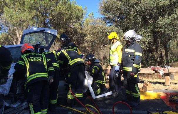 Herida grave una joven tras accidente con otro turismo y los bomberos tardan una hora en rescatarla del coche