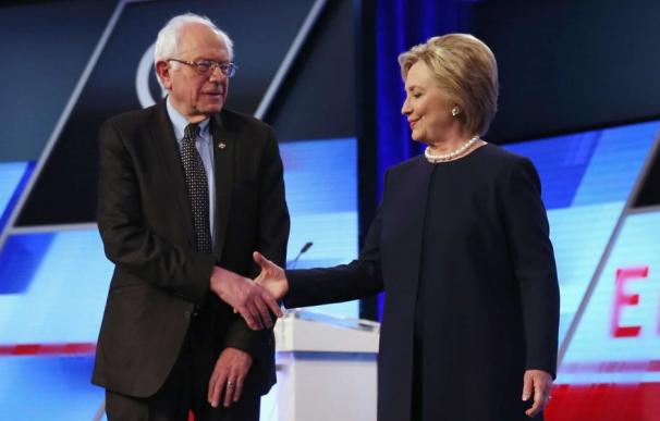 Sanders se retira y promete su respaldo a Clinton como candidata demócrata a la Casa Blanca