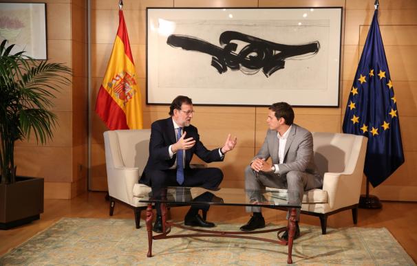 Rivera se niega a estrechar la mano de Rajoy por segunda vez pese a las peticiones de los gráficos
