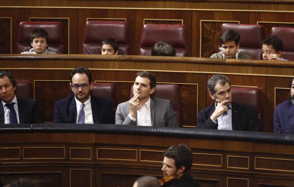 El PSOE pregunta a Rivera si no investirá a Rajoy porque "queda mal" pero luego apoyará sus políticas