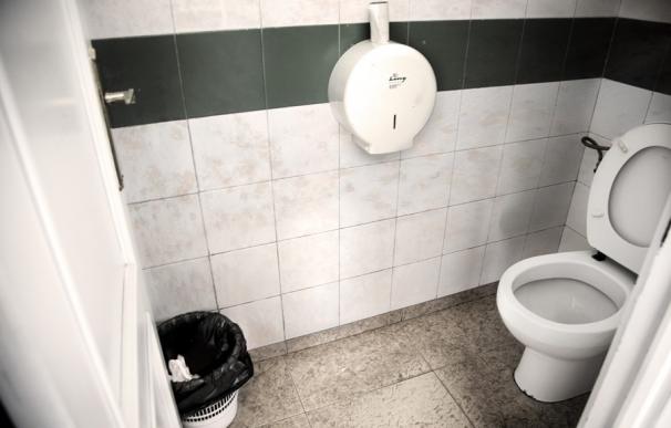 Dos de cada diez españoles no usa jamás el baño del trabajo por su suciedad