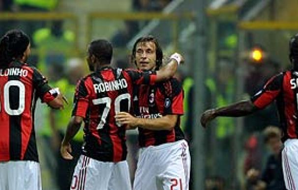 Los jugadores del Milan celebran el gol de Pirlo al Parma