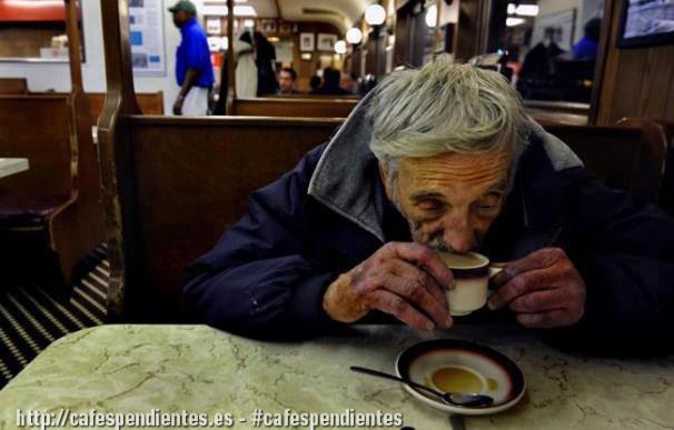 Un indigente disfrutando de una café pendiente en una cafetería (Imagen cedida por 'Cafés Pendientes')