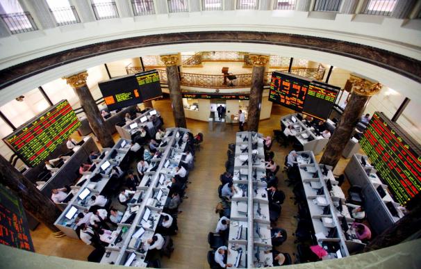La libra egipcia se deprecia por la crisis y la bolsa tiene miedo de abrir