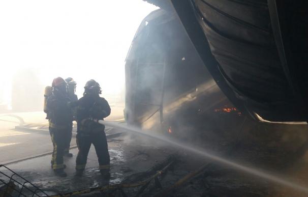 Controlado el incendio iniciado en una empresa de plásticos en Bujaraloz