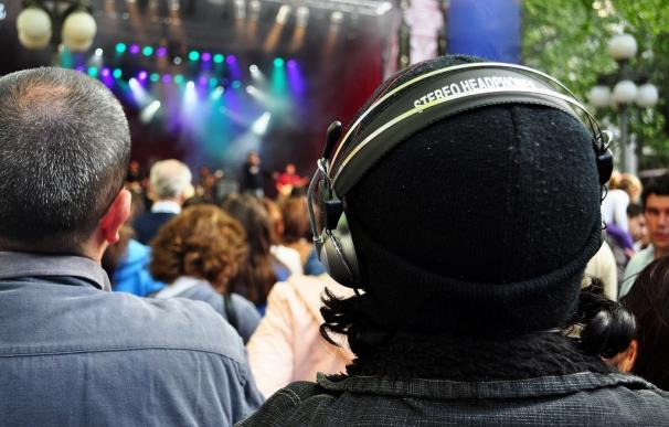 El aumento de acúfenos entre los jóvenes puede adelantar su pérdida de audición