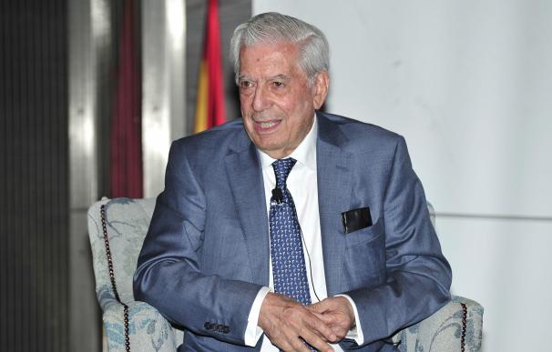 Mario Vargas Llosa recoge un premio en el Museo del Traje de Madrid