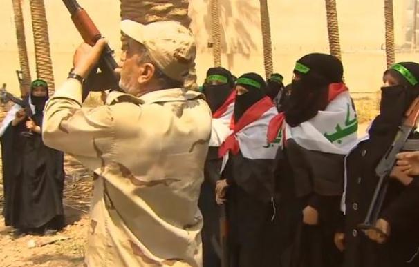 Una brigada chií da clases a mujeres para aprender a usar armas y luchar contra el ISIS