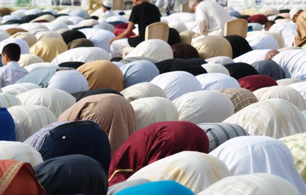 Unos 5.000 musulmanes ceutíes celebran el final de Ramadán rezando juntos lejos de los políticos