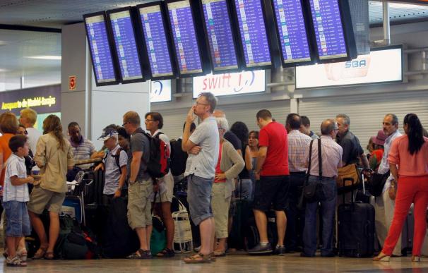 El alza de las tasas aeroportuarias restará 1,2 millones de turistas en 2011