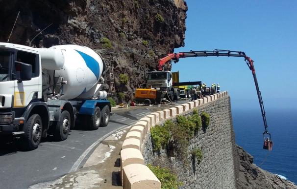 El traslado de los vehículos aislados en Teno (Tenerife) se hará mañana tras reforzarse el talud