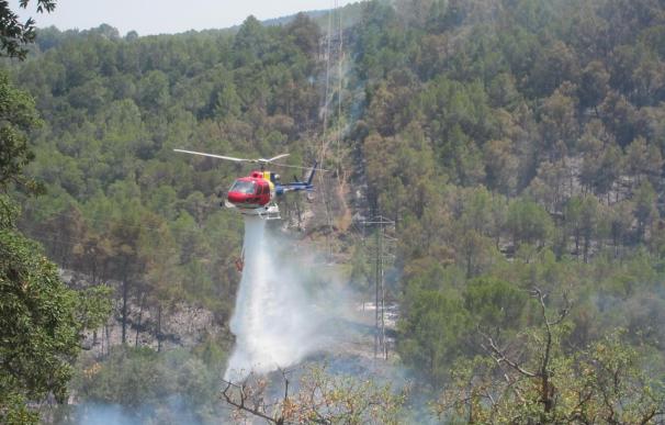 Trabajo intenso de helicópteros e hidroaviones en el pantano de Boadella