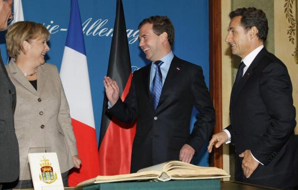 Sarkozy y Merkel se reúnen con Medvédev en busca de una mayor cooperación
