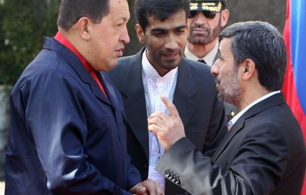 Chávez visita Irán para fortalecer los lazos y el eje antiimperialista