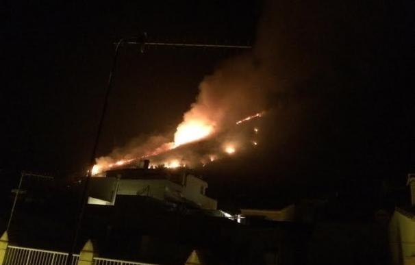 Una bengala provocó el fuego en Tavernes de la Valldigna, ya estabilizado