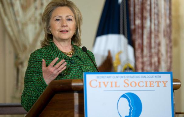 Clinton, preocupada por la represión en Bahrein, pide "contención"
