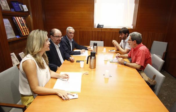 IU y PSOE proponen una reunión "a cuatro" en septiembre para revisar acuerdos que posibilitaron un gobierno de izquierda