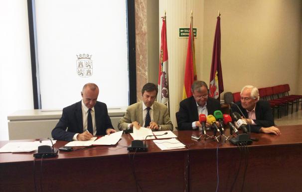 Muñoz firma un acuerdo de la Red de Ciudades AVE con Castilla y León para la promoción de destinos