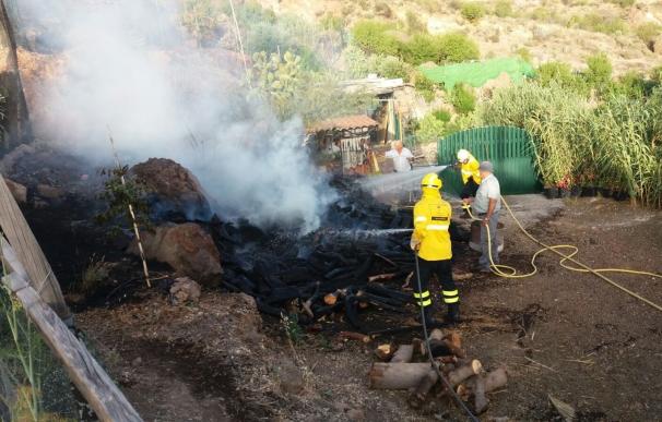 Extinguen un incendio en el sur de Gran Canaria causado por una quema ilegal de rastrojos