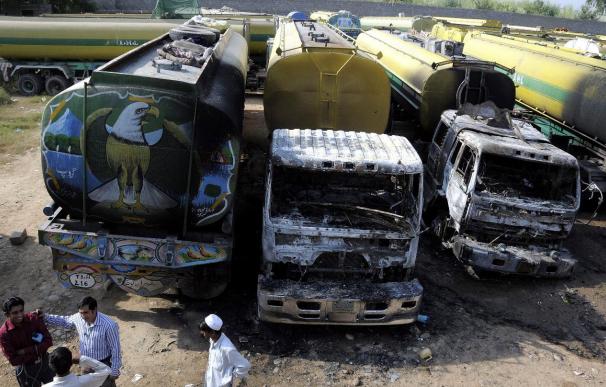 6 muertos y 28 vehículos de la OTAN incendiados en un ataque en Islamabad