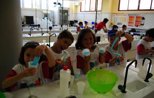 Ciencia y cocina, robots, 'blandiblus' y lámparas de lava, en la Escola d'Estiu de la UPV