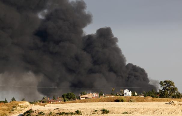 El incendio en la fábrica de Ybarra se encuentra "controlado" aunque sigue siendo visible el humo