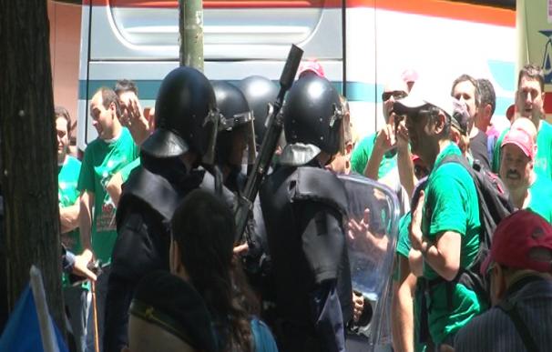Incidentes violentos entre policía y manifestantes en una multitudinaria marcha minera