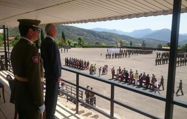 Morenés entrega los diplomas de sargento a 485 militares en Talarn (Lleida)