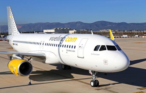 Vueling pide disculpas por los retrasos y prevé cancelar 14 de sus 700 vuelos este domingo