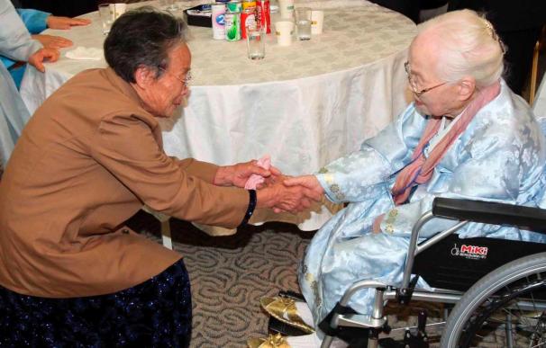 Reencuentro de unas cien familias separadas por la guerra de Corea hace 60 años